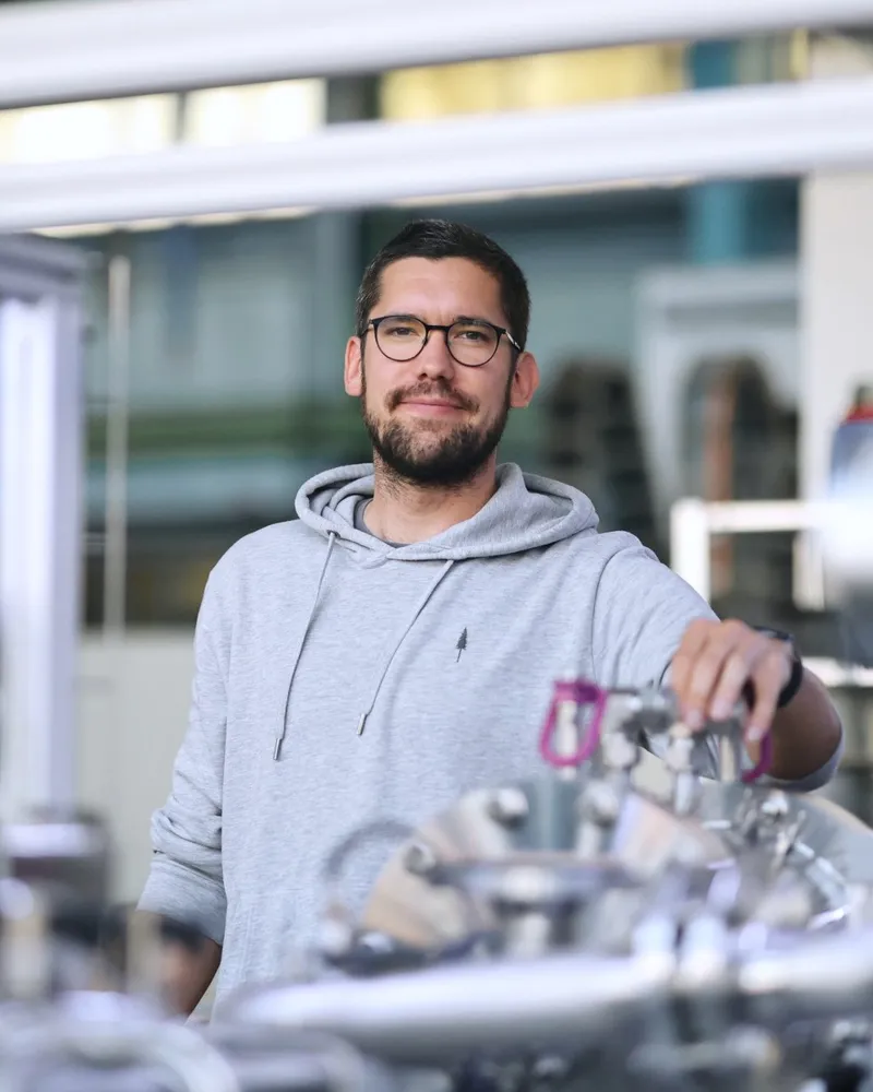 Dr. Simon Hahn, Mitgründer und CEO von Hyca Heat, an einer Versuchsanlage